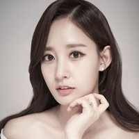 Wanita berusia 29 tahun ini telah menikah. Pernikahannya berlangung sakral dan mewah yang dilangsungkan di salah satu hotel Seoul, Korea Selatan, pada Oktober 2018. Foto: Instagram/@yooranna