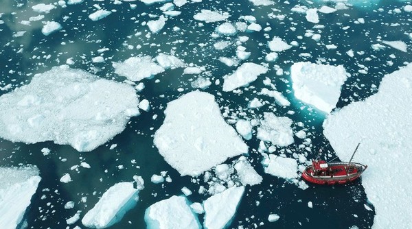 Es yang mencair kutub Bumi semakin memprihatinkan. Greenland setiap tahun kehilangan es yang bisa menaikan permukaan laut hingga 1 mm. (BBC)