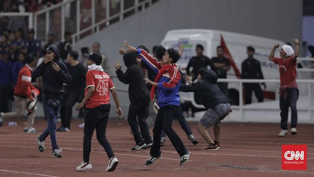 Laga Indonesia vs Malaysia di GBK berakhir rusuh. (