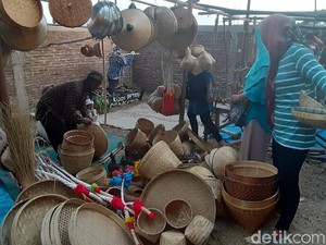 Tradisi Pasar Tambak, Yang Muncul Sekali Setahun di Sragen