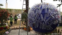 Sejumlah petugas nampak sibuk menyelesaikan persiapan jelang Pameran Flora Fauna 2019 yang akan diselenggarakan di Lapangan Banteng, Jakarta Pusat.