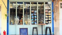Kafe cantik yang satu ini tak boleh terlewatkan kalau melancong ke Bangkok, Thailand. Kafe dengan nama Blue Whale hadir dengan desain cantik yang didominasi warna biru. Foto: istimewa