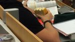 Gila Makan, Orang-orang Ini Tak Sabar Melahap Makanan Mereka