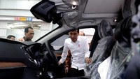 Selain menjajal pikap, Jokowi juga sempat melihat SUV Esemka yang dipajang. Istimewa/Setpres.