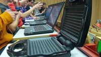 Jika yang lain bawa laptop untuk mengerjakan tugas dan menulis catatan. Mahasiswa yang satu ini justru membawa panggangan roti ke dalam kelas. Foto: Istimewa