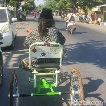 Penyandang disabilitas mendapat bantuan sepeda/