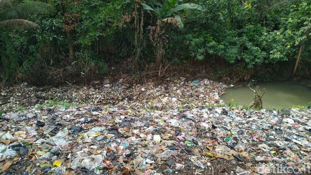 Pagi Ini Tumpukan Sampah Masih Terlihat di Kalibaru Bogor