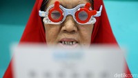 Warga membaca menggunakan kacamata khusus yang disediakan petugas.