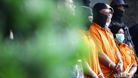 Mereka dibekuk karena membantu aksi Aulia Kesuma membunuh suaminya, Candra Purnama alias Pupung Sadili, dan anak tirinya, Mohammad Adi Pradana alias Dana (23).