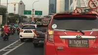 Masih banyak pengendara yang ogah antre dan memilih untuk menyalip seperti ini ketika mobil hendak masuk gerbang tol. Foto: Dina Rayanti
