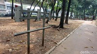 Tidak ada tempat penampungan sampah sementara sehingga membuat sampah menumpuk di sisi luar pagar.