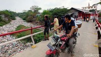 Berdasarkan pantauan dilapangan,  panjang lautan sampah semakin bertambah dari hari kemarin, Jumat (6/9). Diperkirakan sampah bertambah sekitar 10 meter.