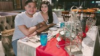 Keponakan dari Mona Ratuliu ini juga suka membagikan momen makan romantis dengan kekasihnya. Seperti pada momen yang satu ini. Foto: Instagram @kesharatuliu05