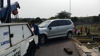 Saat ini, mobil sudah dievakuasi dengan mobil derek dari unit Satlantas Jaksel. Mobil mengalami kerusakan di bagian depan. Kaca pecah, dan patah as roda mobil bagian depan.