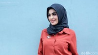 Asha tampil cantik menawan dengan jumpsuit merah dan hijab hitam. Pool/Palevi S/detikFoto.