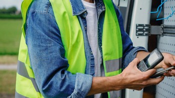 Tentu Nokia 800 Tough cocok bagi mereka yang kerap bekerja di luar ruangan. Foto: SlashGear