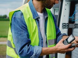 Nokia 800 Tough, Ponsel Badak yang Tahan Banting