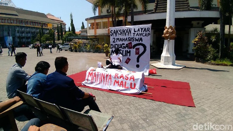 2 Mahasiswa Unitomo Dituduh Mesum Wakil Rektor, Keduanya Akan Dipertemukan 2 Mahasiswa Unitomo Dituduh Mesum Wakil Rektor, Keduanya Akan Dipertemukan