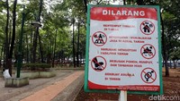 Meski telah diberikan larangan untuk merusak maupun mengotori fasilitas taman, masih ada saja tangan-tangan usil yang membuat kondisi Taman Puring kian memprihatinkan karena tak dirawat dengan baik.