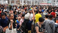 Saking banyaknya pengunjung, Costco sampai membatasi jumlah tak lebih dari 2.000 pengunjung per sesi. Sebab keramaian pengunjung membuat suasana belanja jadi tak nyaman. Foto: Getty Images