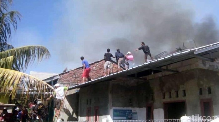 Rumah 2 Lantai di Sukabumi Terbakar, Api hampir Merembet ke Ponpes