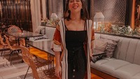 Bergaya modis, ini pose menggemaskan lainnya dari Kesha Ratuliu saat berada di kafe mewah. Foto: Instagram @kesharatuliu05