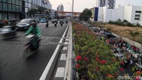 Hal tersebut tentu saja memakan separuh jalan dan menimbulkan kemacetan.