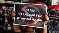Mereka membawa poster bertuliskan capim pelanggar etik dilarang masuk.