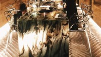 Restoran ini selalu ramai di jam makan malam, orang-orang akan dibuat terpukau dengan desain batu gua yang cantik dan minimalis. Foto: Istimewa