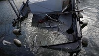 Sebuah boat rusak dan hampir tenggelam akibat diterjang badai. REUTERS/Marco Bello.