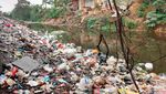 Alat Berat Dikerahkan Bersihkan Sampah di Kali Jambe Bekasi