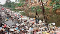 Bau busuk tercium jelas. Lalat-lalat berterbangan di area Kali Jambe.