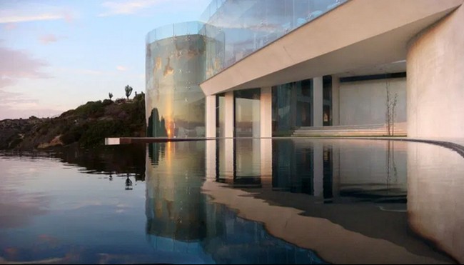 Kolam renang infinity yang langsung berhadapan dengan laut. Stunning! Foto: istimewa/The Sun