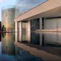 Kolam renang infinity yang langsung berhadapan dengan laut. Stunning! Foto: istimewa/The Sun