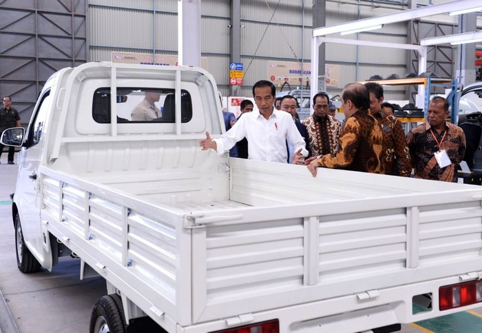 Presiden Joko Widodo (Jokowi) meninjau pabrik mobil Esemka di Boyolali, Jawa Tengah. Bahkan Jokowi tampak semringah saat menjajal pikap keluaran Esemka.