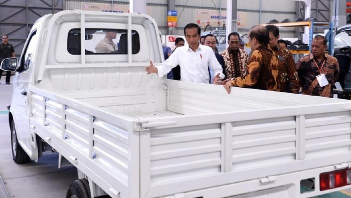Presiden Joko Widodo (Jokowi) meninjau pabrik mobil Esemka di Boyolali, Jawa Tengah. Bahkan Jokowi tampak semringah saat menjajal pikap keluaran Esemka.