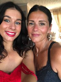 Holly dan ibunya, Jo Barry