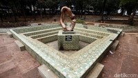 Salah satu air mancur yang berad di sudut taman pun nampak tak terawat dan tak lagi berfungsi.