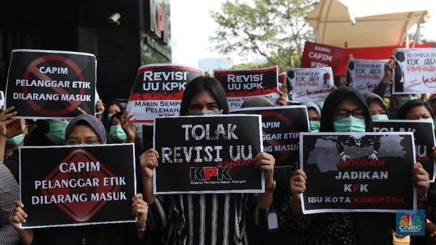 Ratusan Pegawai KPK Melakukan Aksi Menolak Revisi UU KPK di Lobi Gedung KPK, Jakarta, Jumat (6/9). (CNBC Indonesia/Muhammad Sabki)