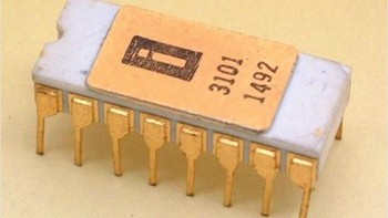 Intel didirikan Gordon Moore dan Robert Noyce di California pada tahun 1968. Pada awalnya, Intel tidak memproduksi prosesor seperti yang identik dengan mereka saat ini, melainkan chip memory seperti SRAM, DRAM, dan EPROMs. (Foto: via Boredpanda.com)