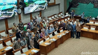 Tunggu Anggota DPR, Sri Mulyani Foto Bareng Pejabat Kemenkeu