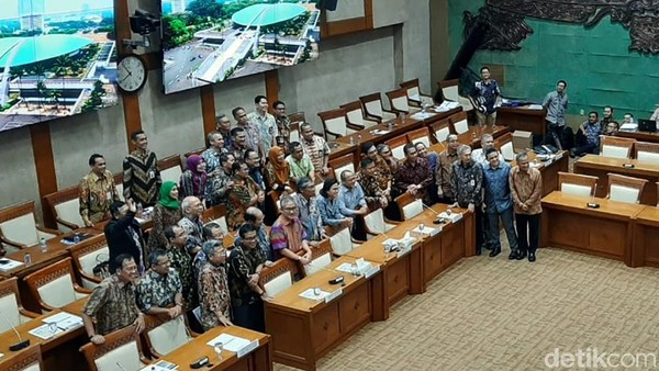 Tunggu Anggota DPR, Sri Mulyani Foto Bareng Pejabat Kemenkeu