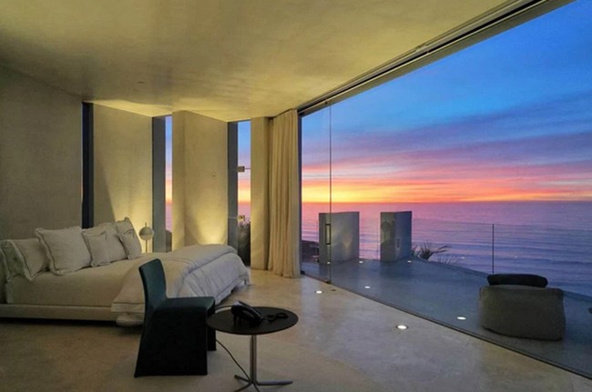 Kamar tidur dengan pemandangan laut yang indah dan menenangkan. Jendela memang dibuat dengan lebar agar bisa leluasa menikmati waktu santai sambil menikmati pemandangan. Foto: istimewa/The Sun