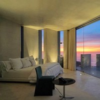 Kamar tidur dengan pemandangan laut yang indah dan menenangkan. Jendela memang dibuat dengan lebar agar bisa leluasa menikmati waktu santai sambil menikmati pemandangan. Foto: istimewa/The Sun