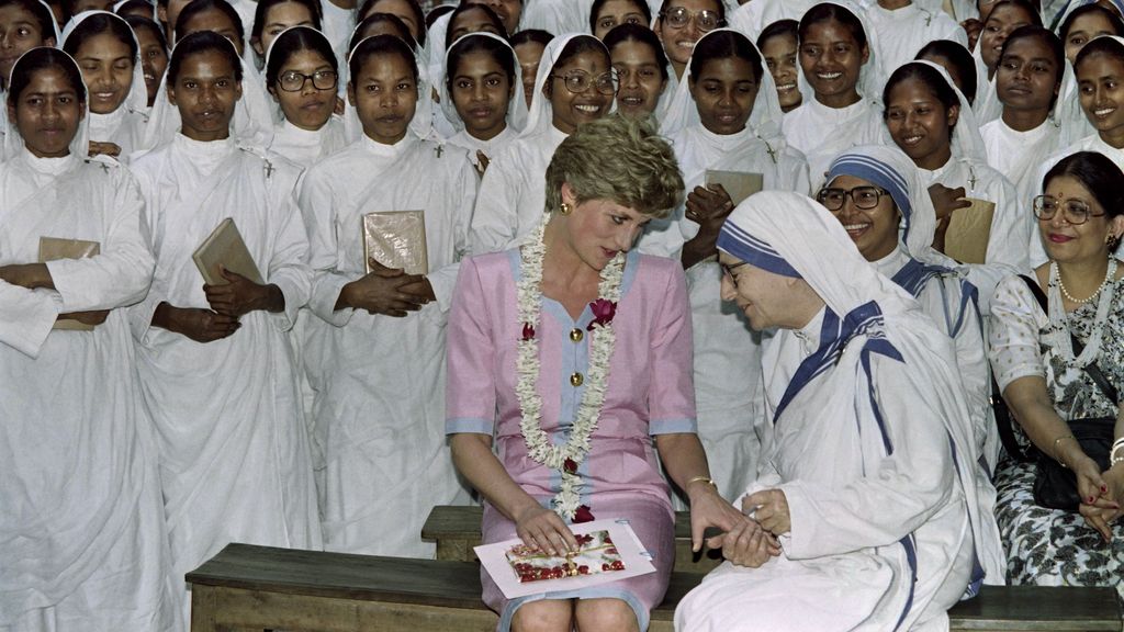 Princess Diana of Wales talks with Mother Teresa's second-in-charge, sister Lynne Frederick during her 45-minute visit to the home of the 81-year-old Nobel laureate in Calcutta on February 15, 1992. - The royal couple is on a six-day visit to the former British Empire colony, the Prince travelling today to Nepal for a private five-day trekking tour. Mother Teresa is in Rome recovering from heart trouble. (Photo by RAVEENDRAN / AFP)