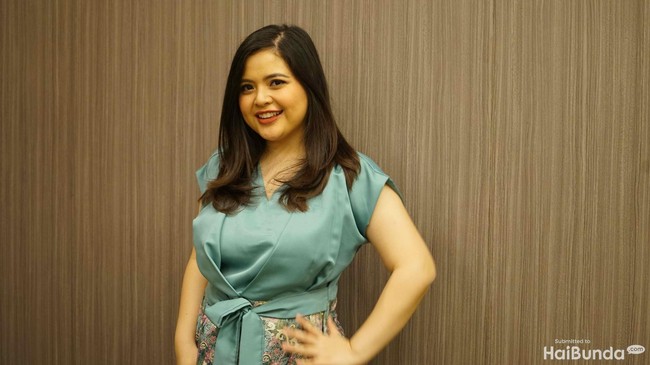 6. Tasya KamilaMantan penyanyi cilik ini mendapatkan program beasiswa saat kuliah S2-nya di Columbia University, Amerika Serikat. Hebatnya, Tasya meraih gelar Master of Public Administration dengan predikat cum laude.Foto: Nathania/ HaiBunda