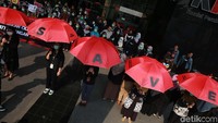 Mereka menolak sejumlah upaya sistematis melemahkan KPK seperti revisi UU KPK.