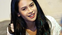 Maudy Ayunda bikin heboh dan jadi Trending Topic di jagat Twitter karena live Instagram, tetapi sepanjang video gambarnya gelap. Foto: Palevi S/detikFoto