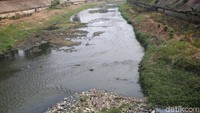 Penyusutan volume air membuat sampah terlihat.