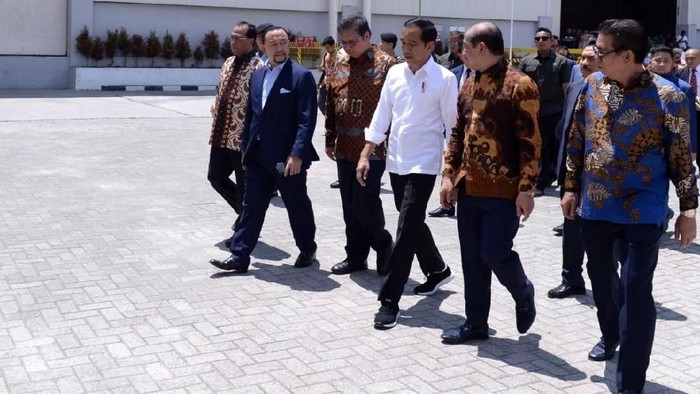 Presiden Joko Widodo (Jokowi) meninjau pabrik mobil Esemka di Boyolali, Jawa Tengah. Bahkan Jokowi tampak semringah saat menjajal pikap keluaran Esemka.